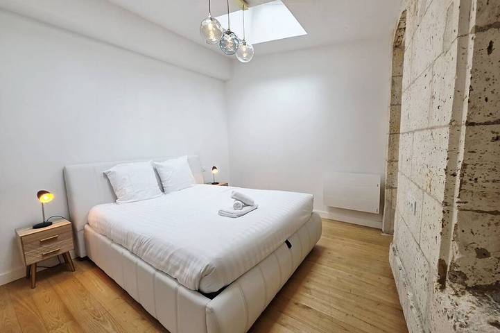 Ferienhaus-Stadt-Ensuite mit Badewanne und Dusche in Angoulême, Charente