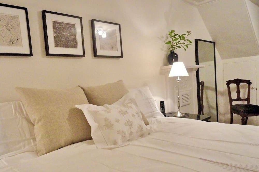 Lovely Townhouse with garden overlooking the Square sleeps 2-5+ comfortably in Melrose, Scottish Borders
