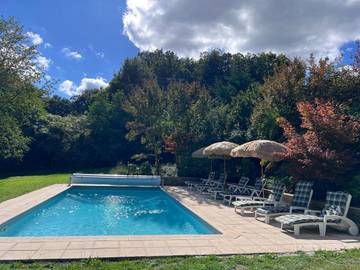 Location de vacances pour 4 personnes, avec piscine ainsi que vue et jardin à Bersac-sur-Rivalier