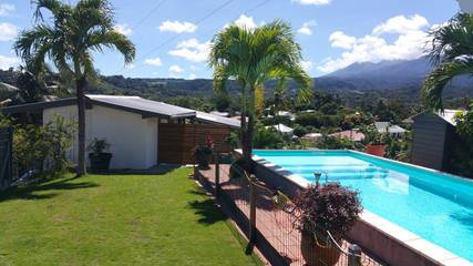 Gîte pour 5 personnes, avec terrasse ainsi que jardin et piscine à Goyave (Guadeloupe)