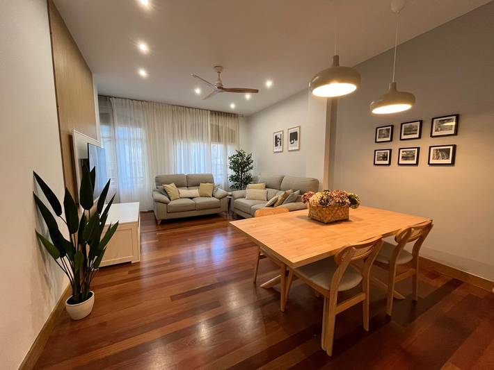 Entire holiday apartment, Old Town Core next to Plaza Nueva in Ibaiondo, Bilbao
