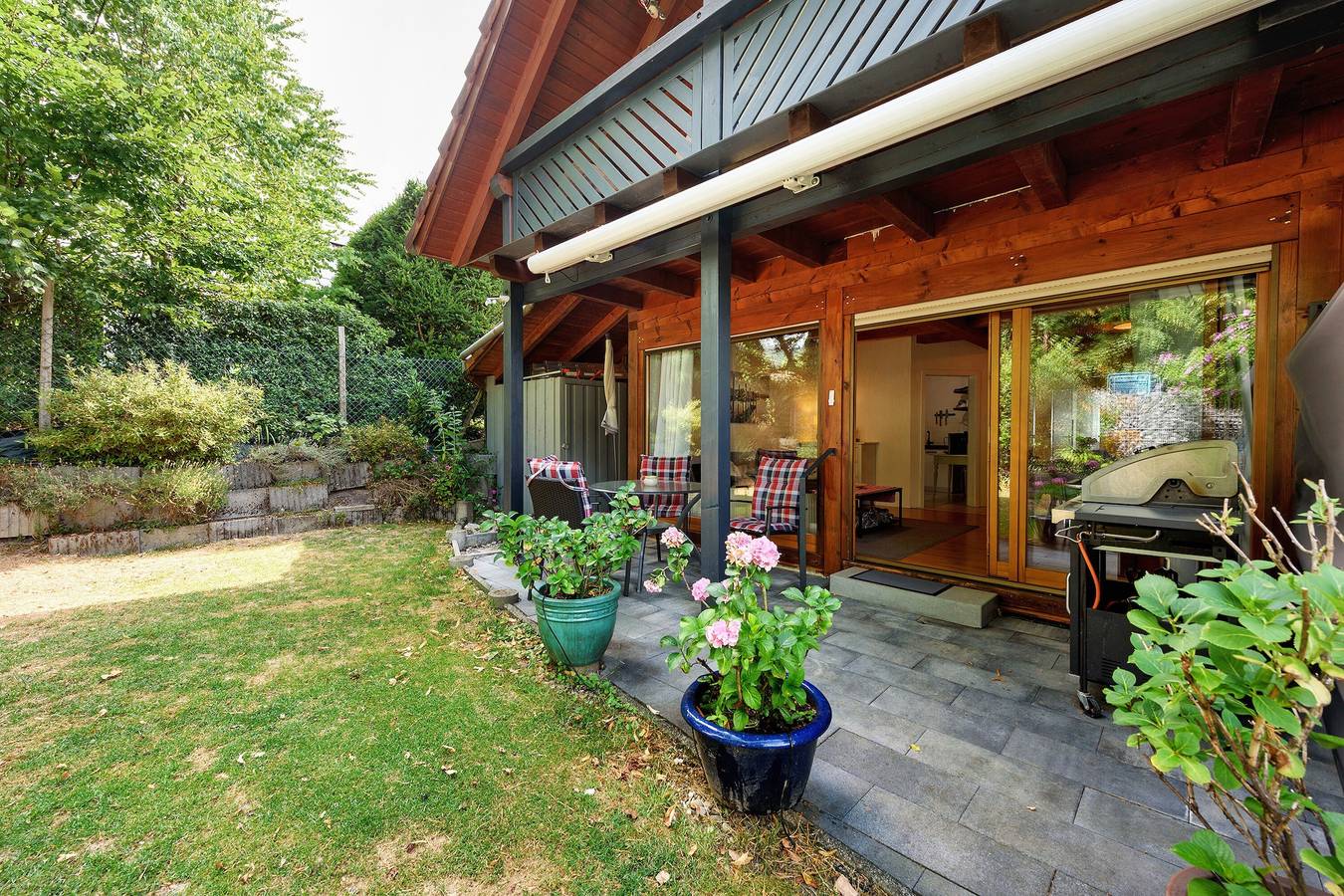 Ganze Wohnung, Modern eingerichtete Ferienwohnung Casa Karin mit Terrasse, Garten und Sauna in Bodman-Ludwigshafen, Landkreis Konstanz