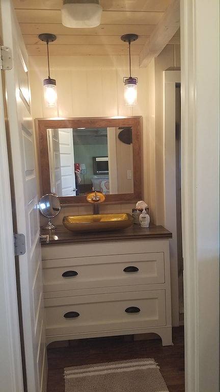 Mid Century Modern Black Chalet; Betäubung Ansichten / Fire Pit / Hot Tub in Jackson (NH), White Mountain National Forest