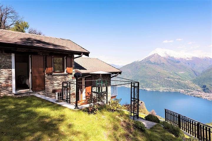 Ferienhaus für 4 Personen, mit Balkon und Terrasse sowie Garten und Seeblick in Cremia