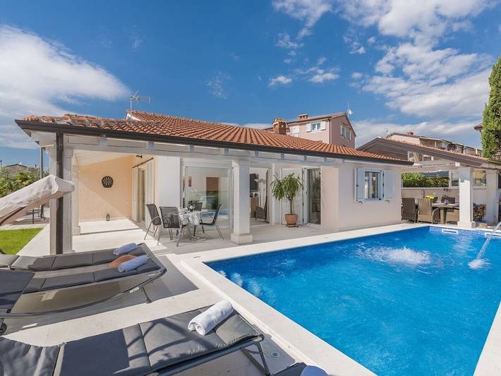 Ferienhaus für 7 Personen, mit Terrasse und Garten sowie Pool in Zbandaj