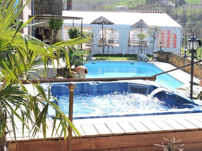 Location de vacances pour 13 personnes, avec Jacuzzi et Terrasse ainsi que Piscine et Sauna dans Rhône