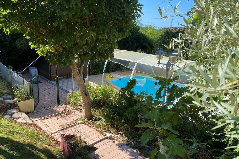 Apartamento entero, Limite Biarritz Garden level of a pleasant house (dead end) heated swimming pool in Arcangues, Region de Bayona