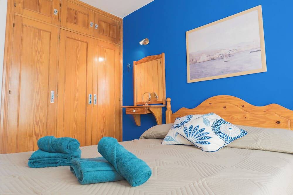 Entire apartment, \"Casa Miramar\" apartment with sea views, shared pools, private terrace and Wi-Fi in Costa de Antigua, Antigua