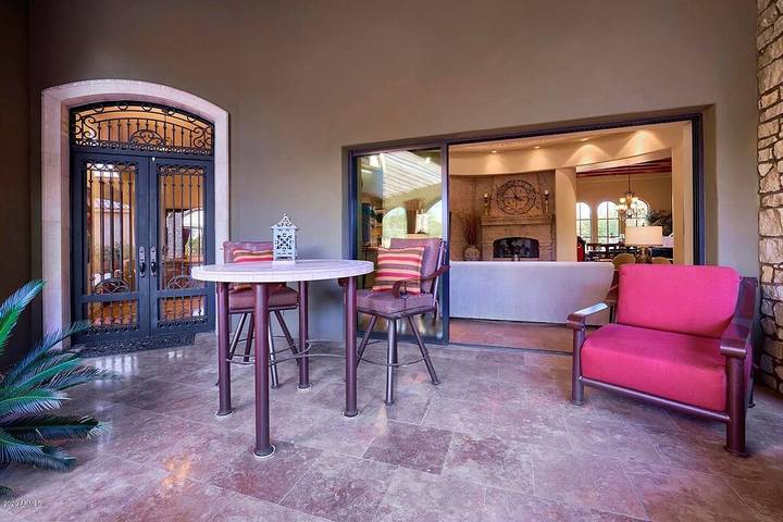 Vacation rental for 8 people, with hot tub and yard in Cave Creek