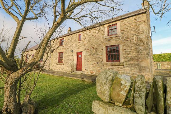 Cottage for 15 people, with garden and hot tub, with pets in Peak District