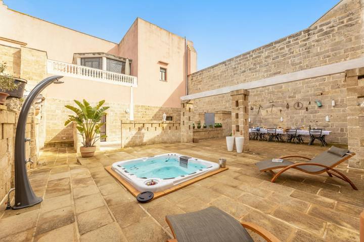 Casa vacanza per 15 persone, con balcone e idromassaggio nonché balcone/terrazza a Felline