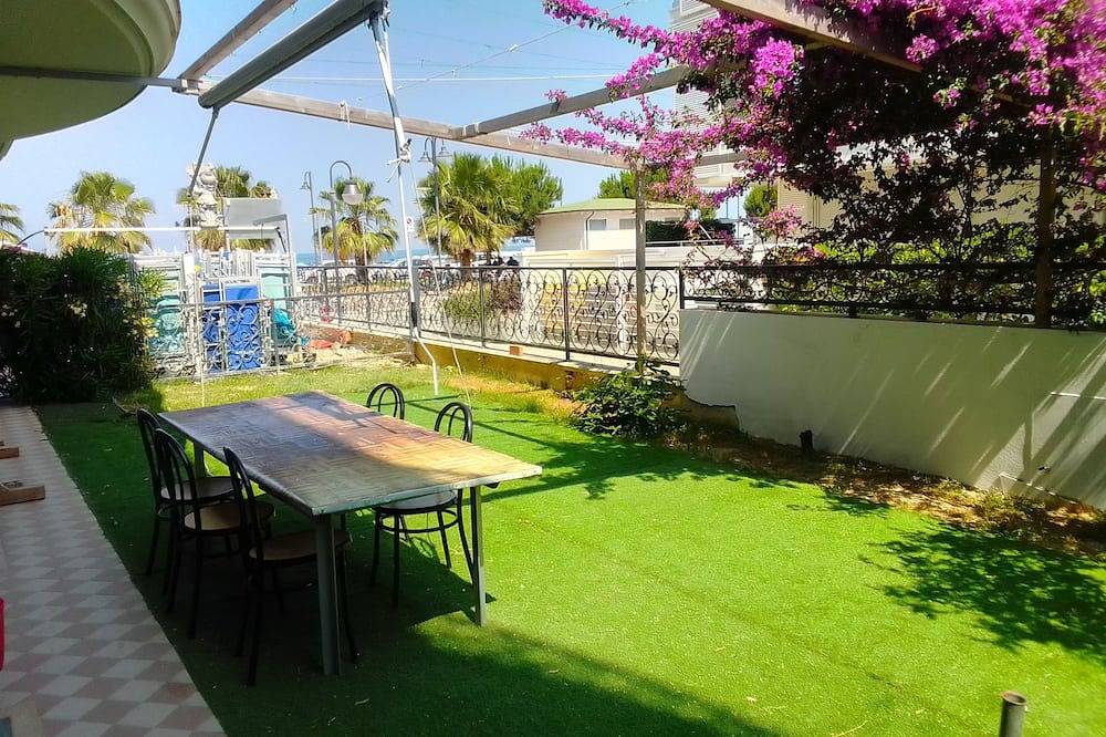 Entire apartment, Large family apartment with garden facing the sea in Teramo Province
