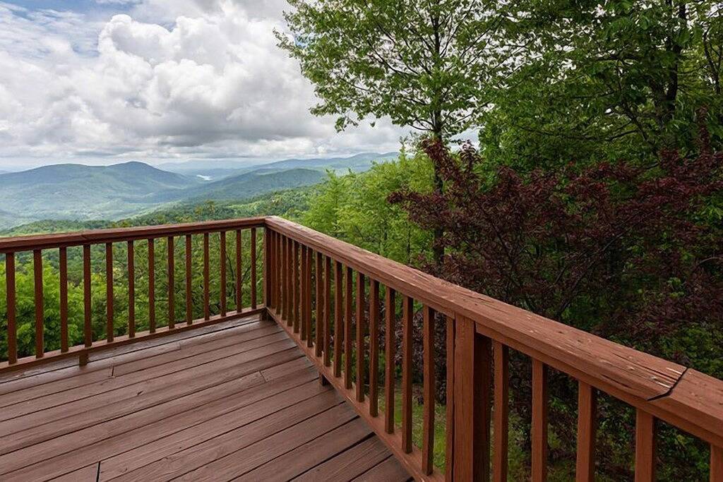 Cool View Cabin - Blick auf die Berge und die Hot Tub in McDowell County