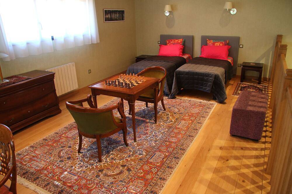 120m2 detached house with Prm access facing the Pape Clément vineyards in Pessac, Bordeaux region