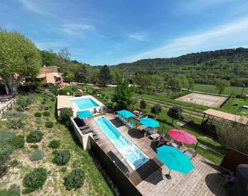 Gîte pour 2 personnes, avec sauna et jacuzzi ainsi que jardin et piscine, adapté aux familles à Villelaure