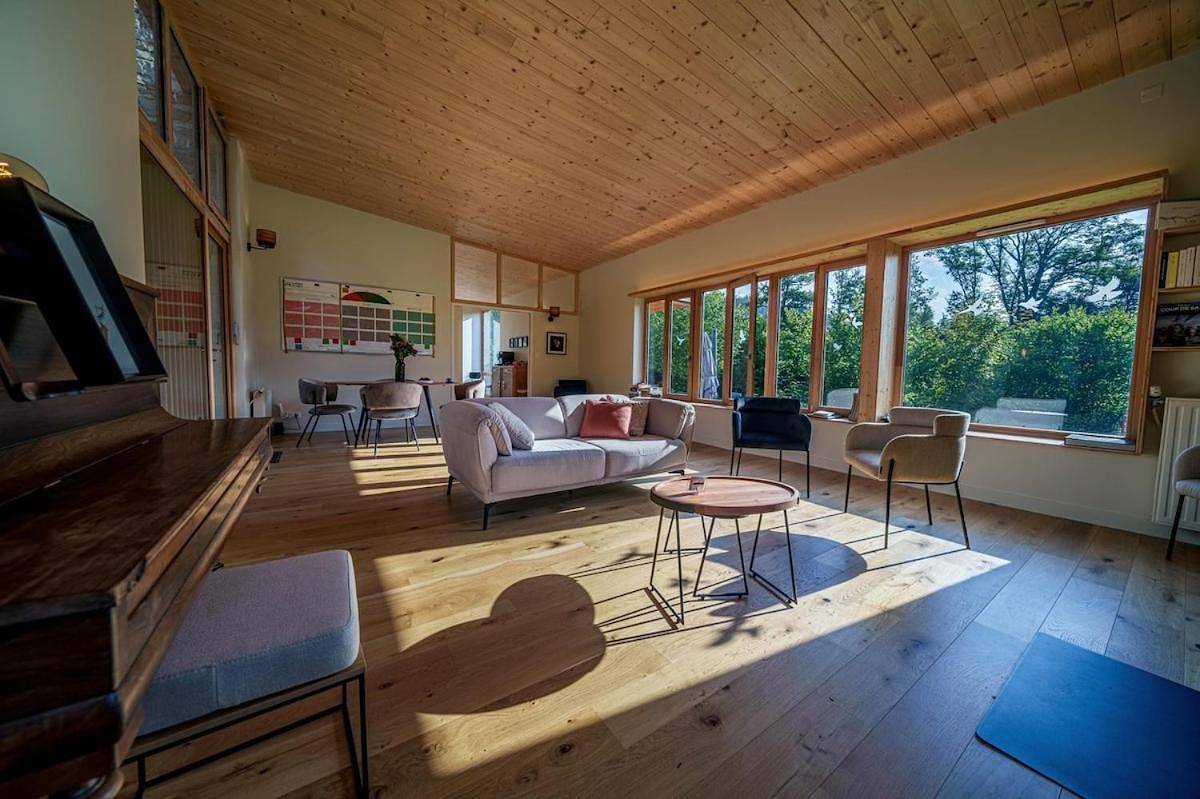 Elégante maison 225 m2, au Vert, 10 personnes, 5 chambres, 5 salles de bain in Saint-Bonnet-le-Chastel, Parc Naturel Régional Livradois-Forez