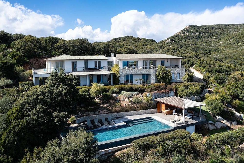 Exceptional villa in Porto Vecchio, perfect fusion of luxury and serenity. in Palombaggia, Porto Vecchio