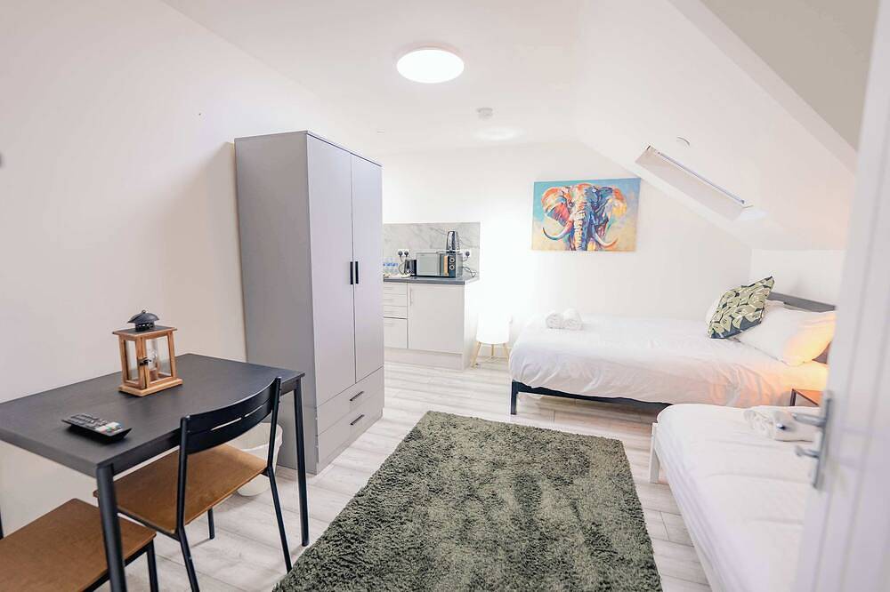 Entire apartment, Cardiff Studio Getaway - City Centre Comfort & Patio in Cardiff, Cardiff region