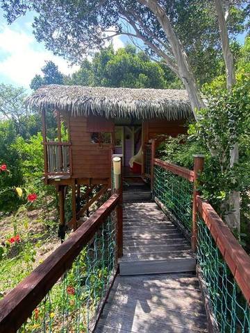 Gîte pour 4 personnes, avec piscine et jardin ainsi que balcon et vue à Terre-de-Bas