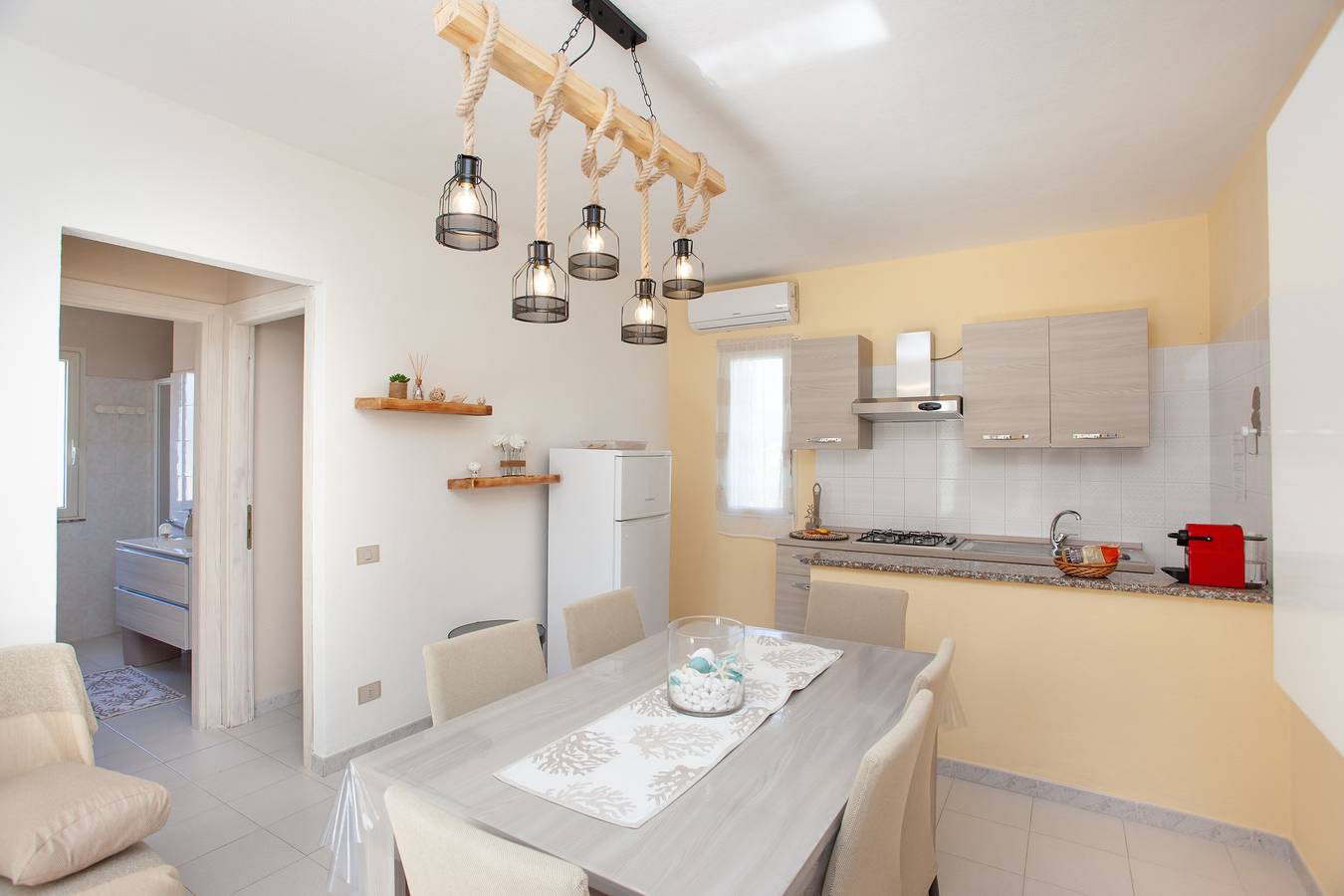 Apartamento entero, Apartamento vacacional familiar 'Brezza Marina' con jardín, aire acondicionado y terraza privada in Tanaunella, Olbia-Tempio