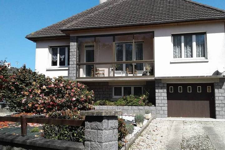 Chambre d’hôtes « Les Camélias » avec terrasse partagée et jardin privé in Orval, Région de Coutances