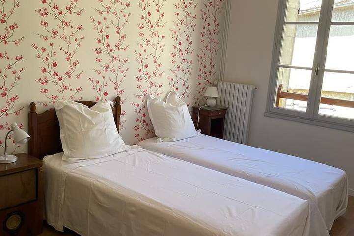 Village house, swimming pool, enclosed garden, quiet and Luberon in Le Thor, Vaucluse