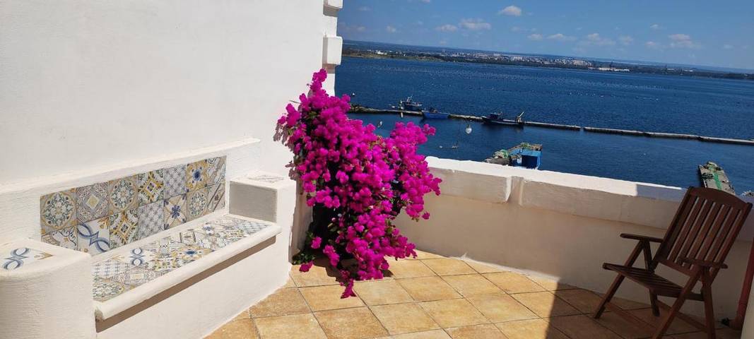 Ferienwohnung für 2 Personen, mit Balkon und Terrasse sowie Ausblick in Taranto