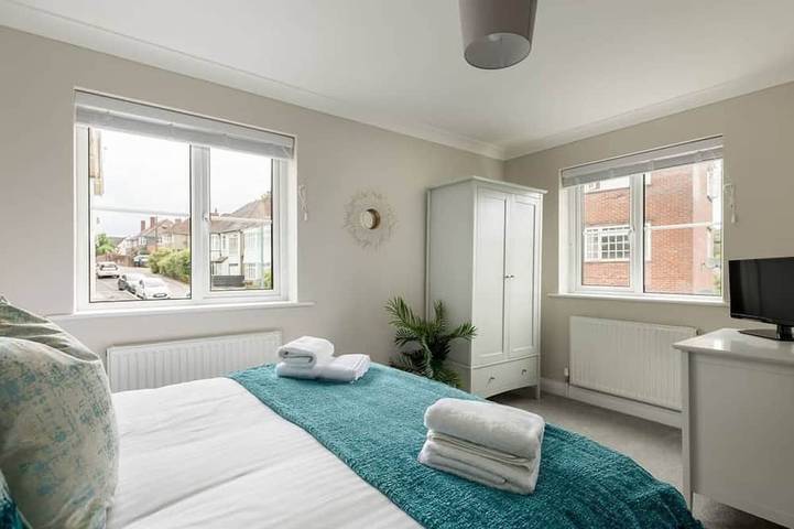 Stylish Town House - Central, Detached, Parking, Garden in Bournemouth, Südwestengland