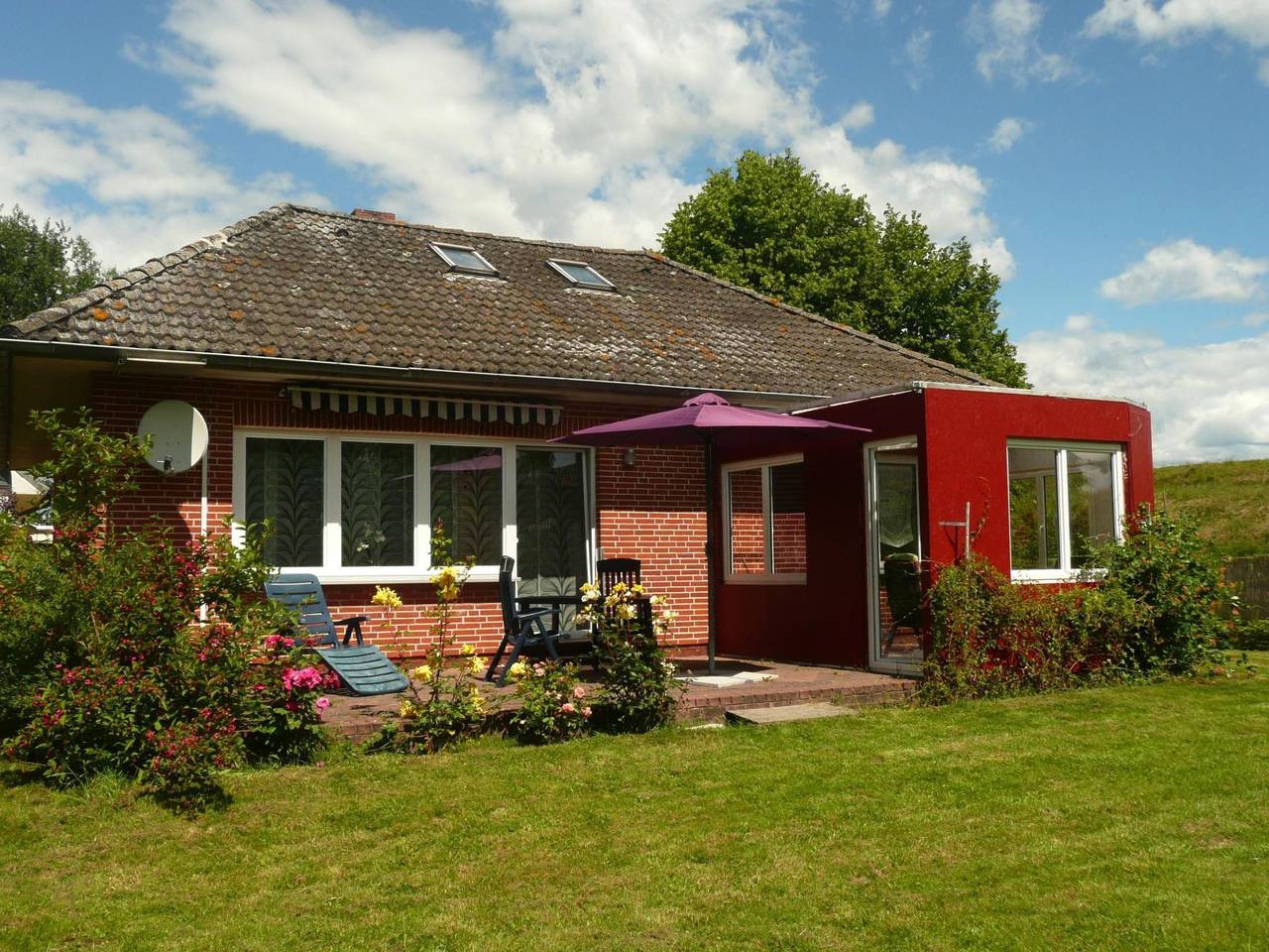 Gemütliches Ferienhaus am Deich mit Gartenzimmer in Eider-Treene-Sorge
