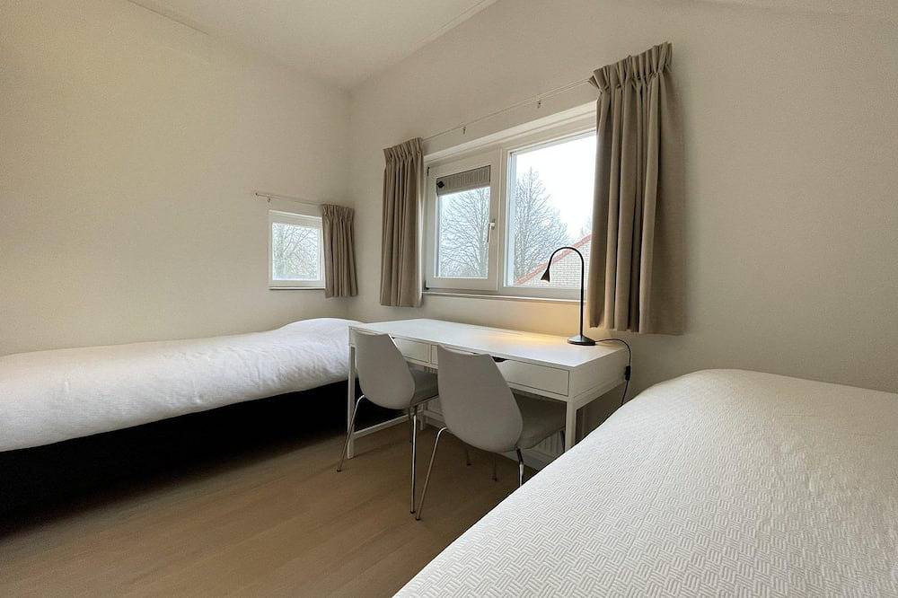 Modern vakantiehuis met grote tuin met uitzicht op strand aan de Langweerder Wielen in IJsselmeer