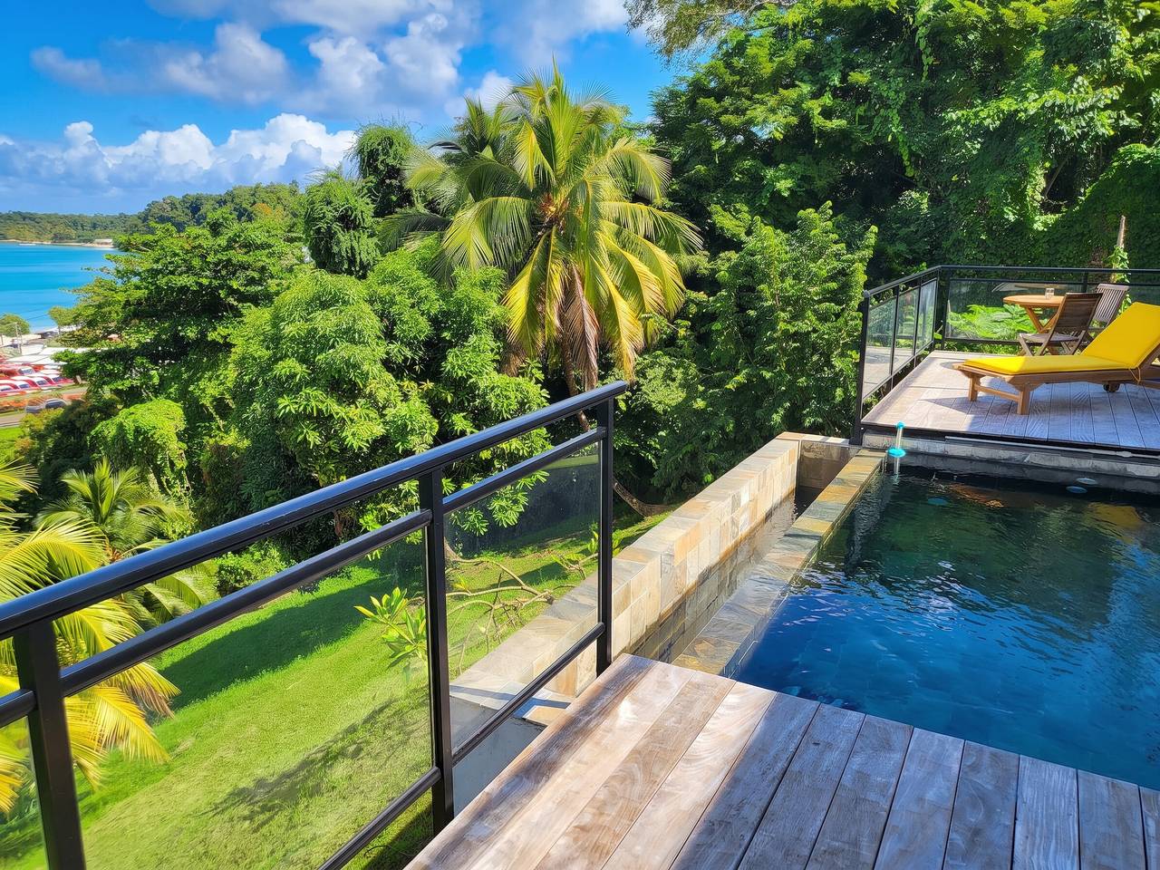 Apartamento entero, Apartamento frente al mar con piscina privada en La Trinité, 98m² in La Trinité, Martinica