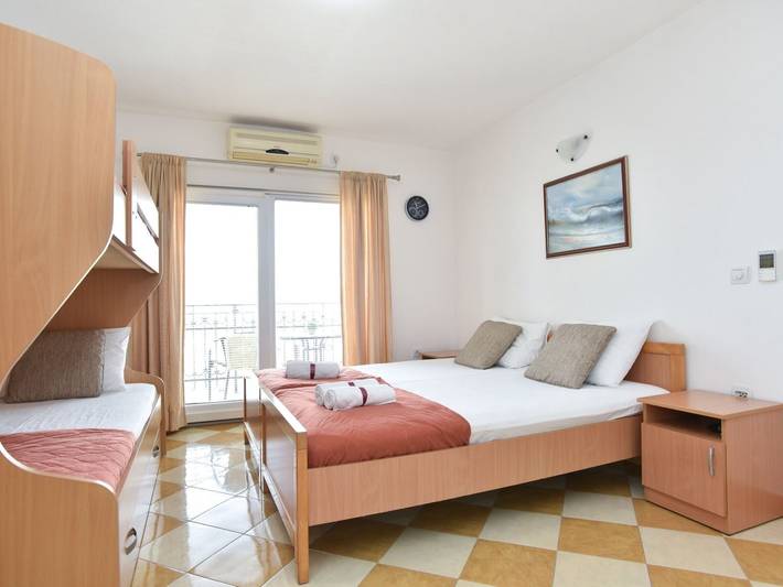Gîte pour 4 personnes, avec balcon dans Tivat