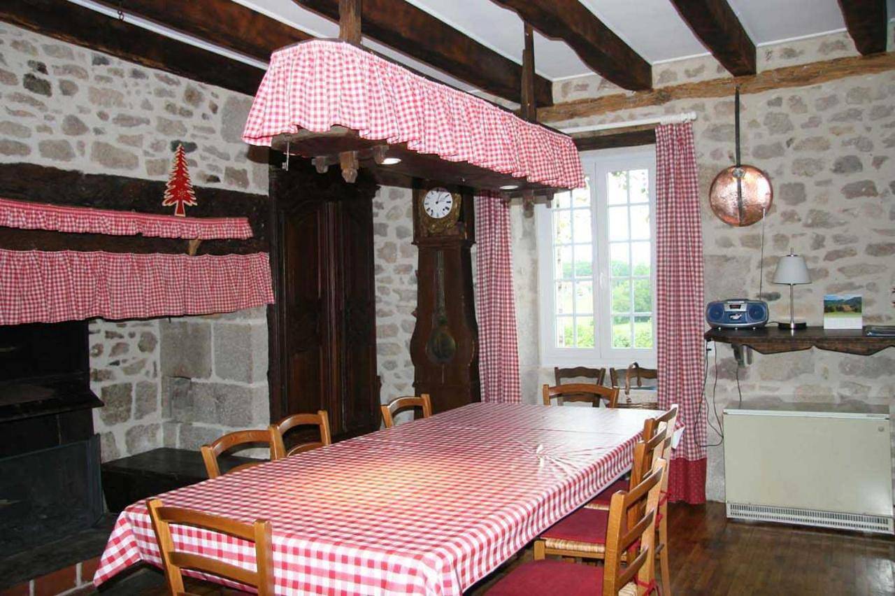 Five-Bedroom House in Le Rouget-Pers, Région d'Aurillac