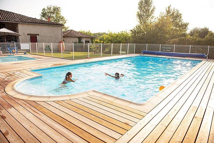 Camping pour 4 personnes, avec Terrasse et Piscine