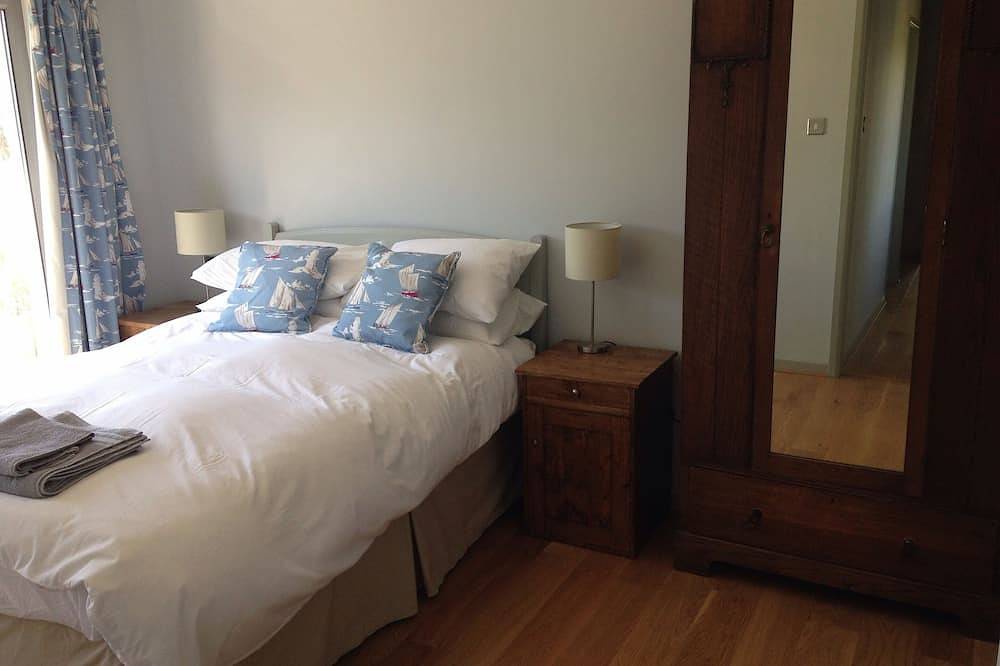 Large seaside cottage with spacious garden, in a quiet area close to beach. in Manorbier, Pembrokeshire