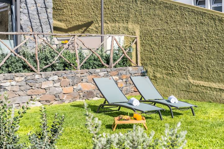 Entire studio, Studio Apartment 'Ocean View Rock House  2' with Balcony and Wi-Fi in Caniço, Madeira
