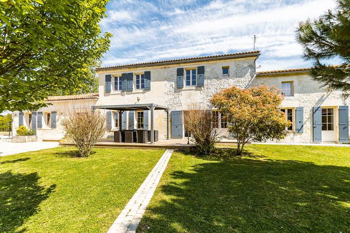 Chambre d’hôte pour 2 personnes, avec jardin et piscine à Chermignac