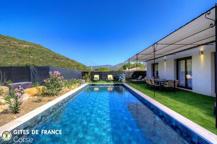 Gîte pour 4 personnes, avec Terrasse ainsi que Jardin et Piscine