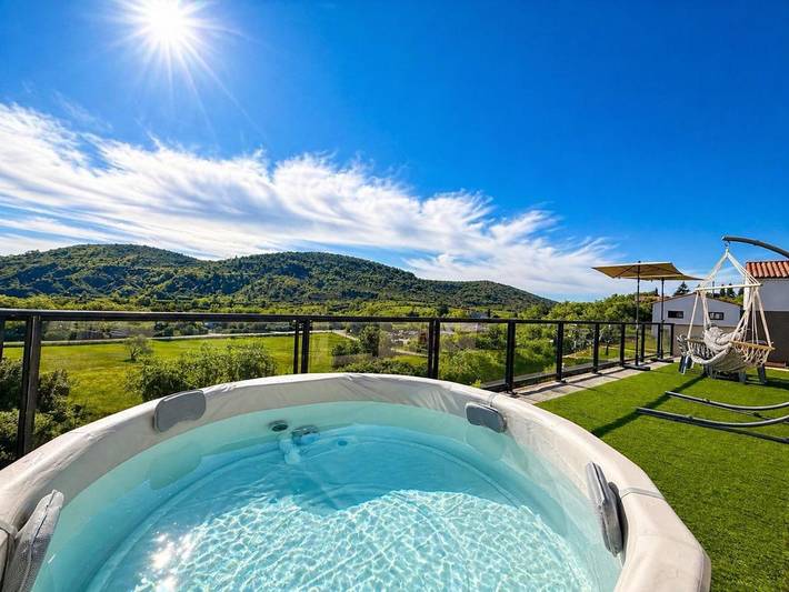 Location de vacances pour 6 personnes, avec jardin et jacuzzi à Lachapelle-sous-Aubenas