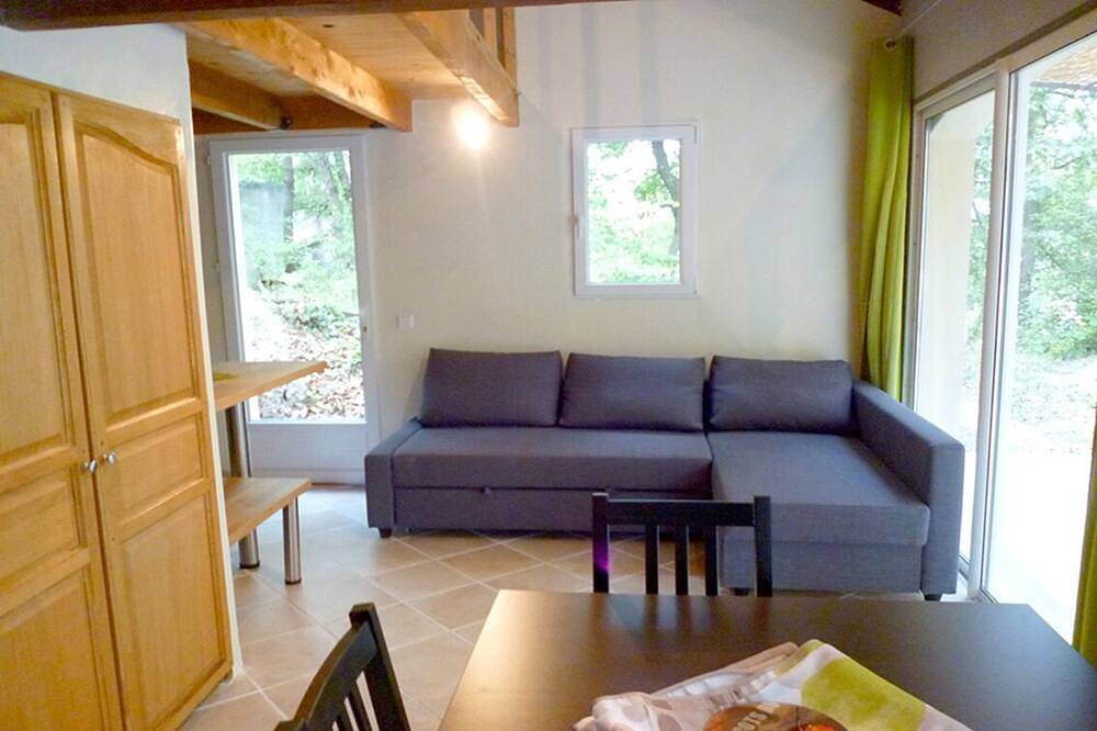 Gîte with swimming pool on large wooded grounds. in Velleron, Parc naturel régional du Mont-Ventoux