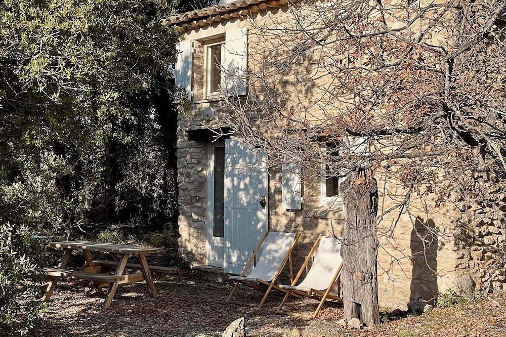 Rabasso: jolie petite maison en pierres du pays en pleine nature. in Gordes, Parc naturel régional du Luberon