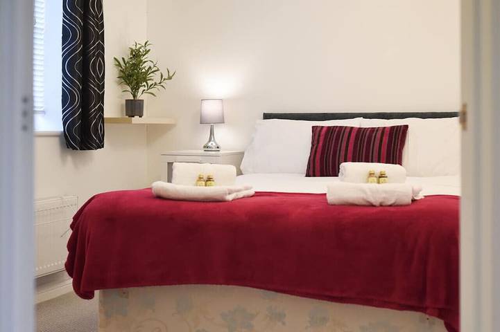 Entire apartment, Whyke Haven * Modern Apartment w/Private Parking in Chichester, West Sussex