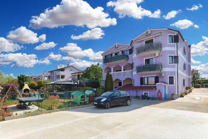 Ferienwohnung für 4 Personen, mit Balkon und Terrasse sowie Garten und Ausblick in Peroj