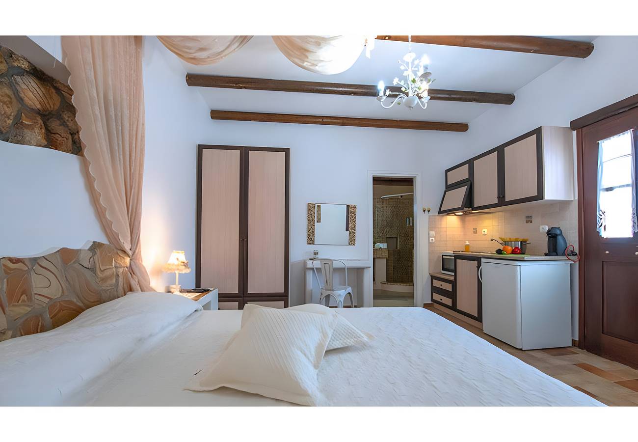 Entire studio, Studio 'Erato' with Private Terrace, Wi-Fi and Air Conditioning in Gournado-Fylakopi