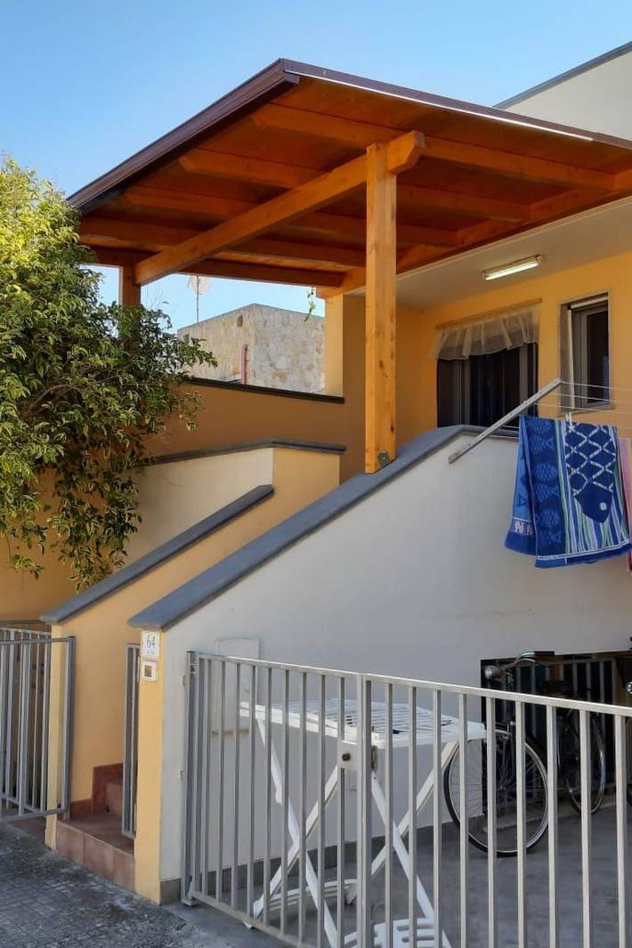 Location de vacances pour 6 personnes, avec Balcon ainsi que Terrasse et Vue à Torre San Giovanni