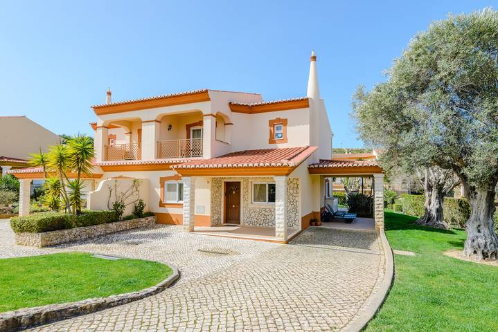 Villa para 8 pessoas, com Varanda e Jacuzzi e ainda Jardim and Piscina em Santa Maria