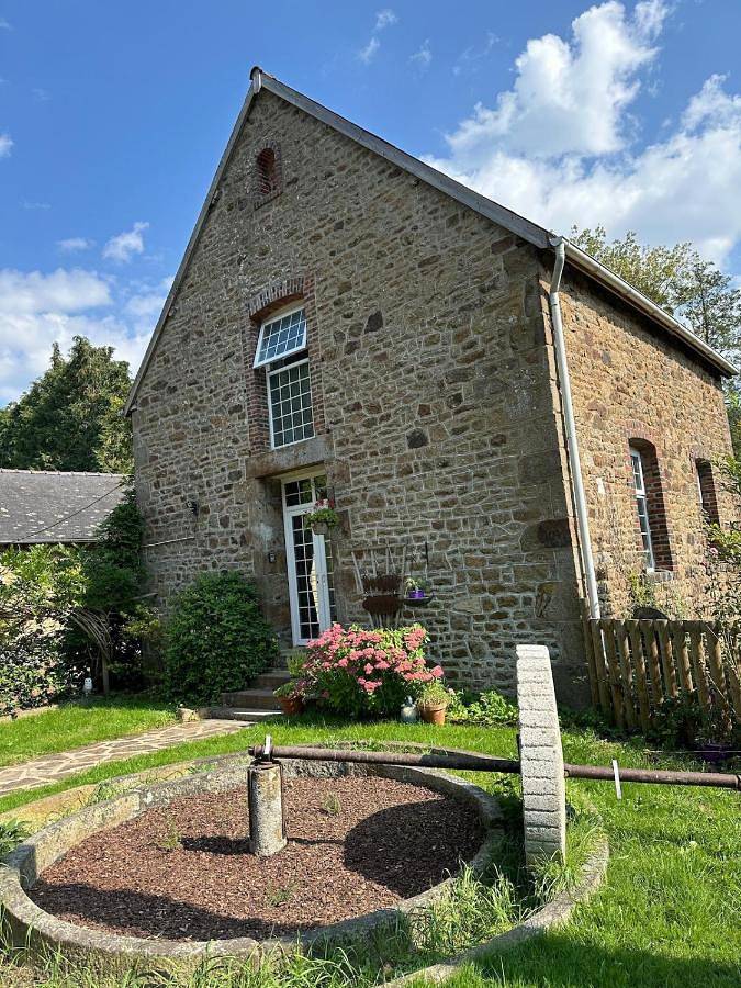 Location de vacances pour 6 personnes, avec vue sur le lac ainsi que vue et jardin à Couesmes-Vaucé - 3
