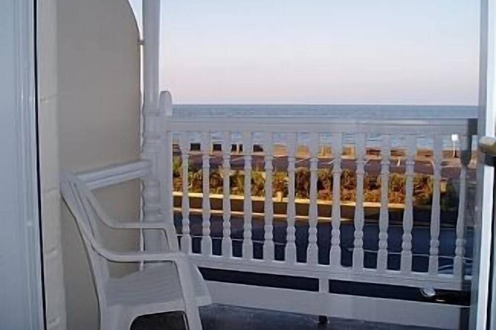Entire apartment, First floor seaside apartment with balcony and spectacular sea views. in Tywyn, Snowdonia