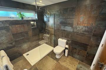 Log Cabin for 4 People in Blackpool, North West England, Photo 2