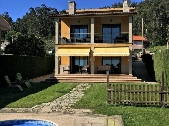Casa rural para 5 personas, con piscina además de jardín y terraza en Cangas